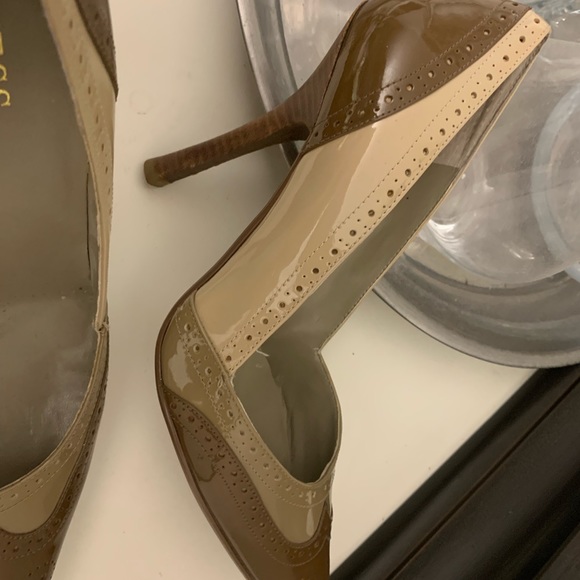 Guess like New Marciano gorgeous shoes9.5 2 tone patent leather . - Picture 10 of 10